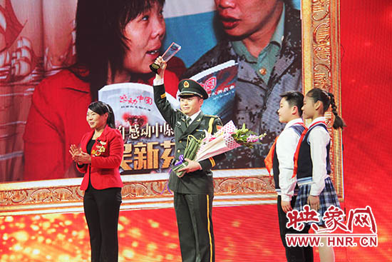 中國(guó)人民解放軍71352部隊(duì)19分隊(duì)管理員王留杰上臺(tái)接受頒獎(jiǎng)。