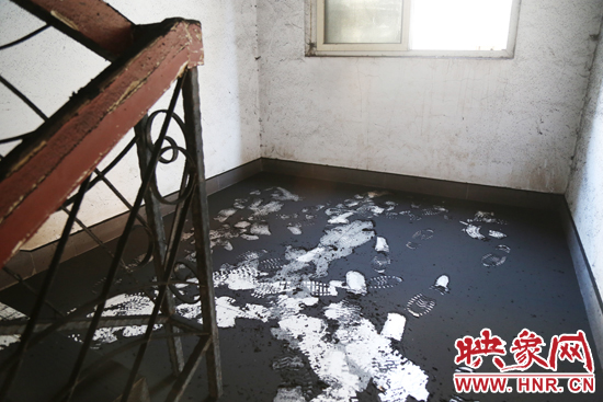 一樓到六樓的樓道內(nèi)都是黑色的煙塵。