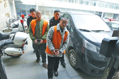 倆刑釋男子，冒充“富二代”，微信搜附近的人，專搶出入娛樂場(chǎng)所女性