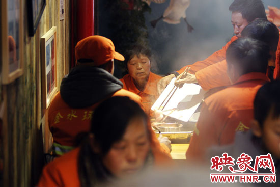 鄭州黃河路衛(wèi)生路附近一家火鍋店，宴請130名環(huán)衛(wèi)工人吃火鍋。