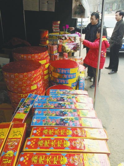 一家鞭炮攤兒前，只有少數(shù)人駐足購買。