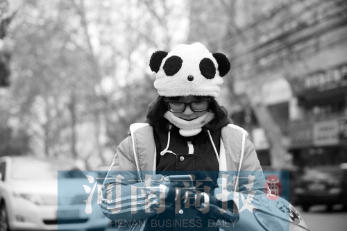 氣溫降了下來(lái)，不少人出行都裝備整齊
