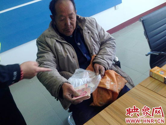 在把老人帶回駐地后，老人竟又從身上掏出幾千元現(xiàn)金要塞給民警。