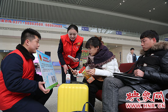 邀請(qǐng)旅客掃二維碼參加活動(dòng)。
