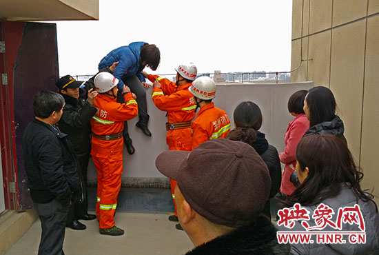 消防隊員和巡防隊員、民警將最后一名女子從樓頂救下。