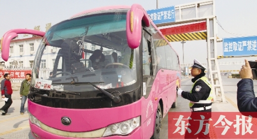 鄭州交警在鄭州黃河大橋安裝“機動車緝查布控系統(tǒng)”嚴(yán)查違法運輸行為，確保旅客安全。