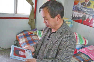 　每次想起自己3歲小孫女的無(wú)辜離世，老高都深深地悔恨自己交友不慎