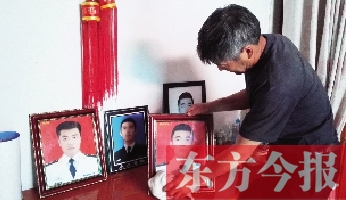 沉浸在悲痛之中的魯有海，擦拭著孩子的遺照