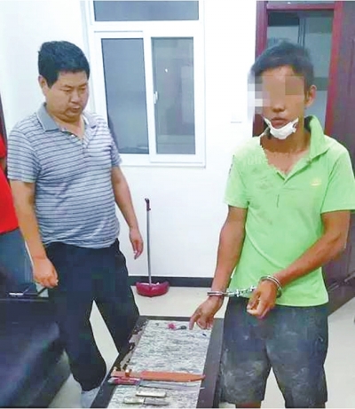 犯罪嫌疑人張某某（右）被抓時，挎包中被搜出兩把長約30厘米的尖刀