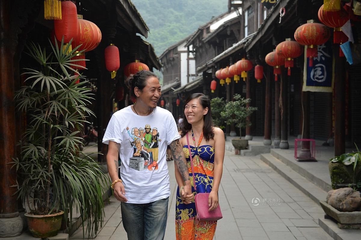 圖為7月20日，顧少?gòu)?qiáng)和老公于夫在成都街子古鎮(zhèn)，兩人剛于7月6日登記結(jié)婚。王勤/CFP