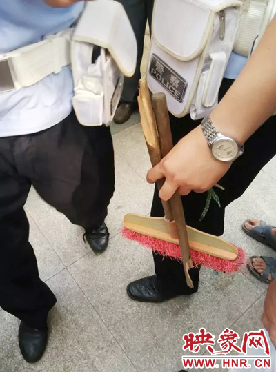 老太從環(huán)衛(wèi)工手中奪過掃帚，用腳踩斷，用力向環(huán)衛(wèi)工人的手上和腿上敲去。