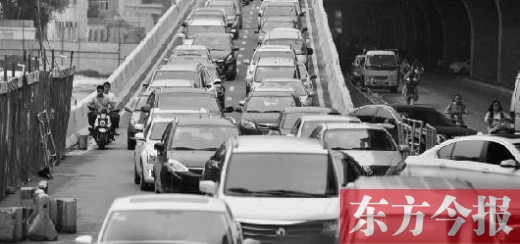 昨日，鄭州市大學路與隴海路交叉口處，因封閉施工，現場堵成停車場