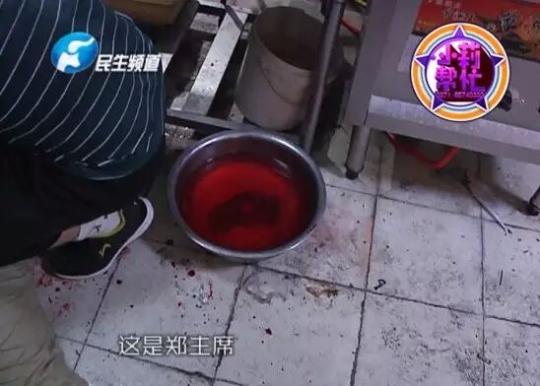 老板竟突然在廚房?jī)?nèi)割腕自殺!發(fā)現(xiàn)意外情況后，小莉趕緊對(duì)傷者進(jìn)行包扎，并撥打了120急救電話。