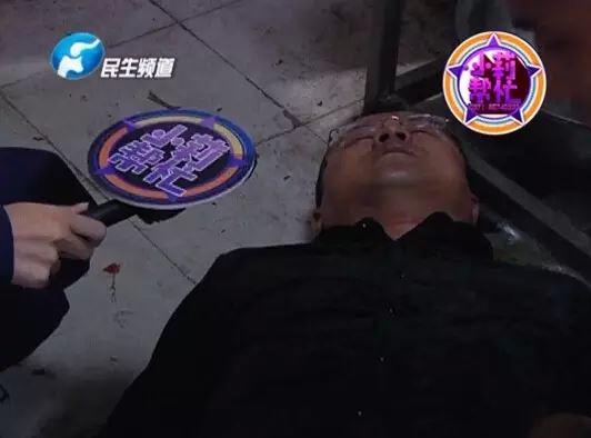 老板竟突然在廚房?jī)?nèi)割腕自殺!發(fā)現(xiàn)意外情況后，小莉趕緊對(duì)傷者進(jìn)行包扎，并撥打了120急救電話。