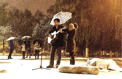 雪夜鄭大新校區(qū)的這一幕是不是也溫暖了你？