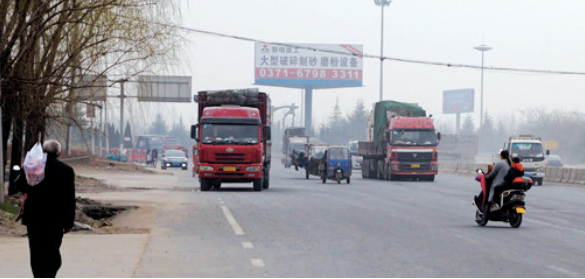 距離事故現(xiàn)場(chǎng)不遠(yuǎn)，仍有人騎電動(dòng)車帶著孩子橫穿馬路