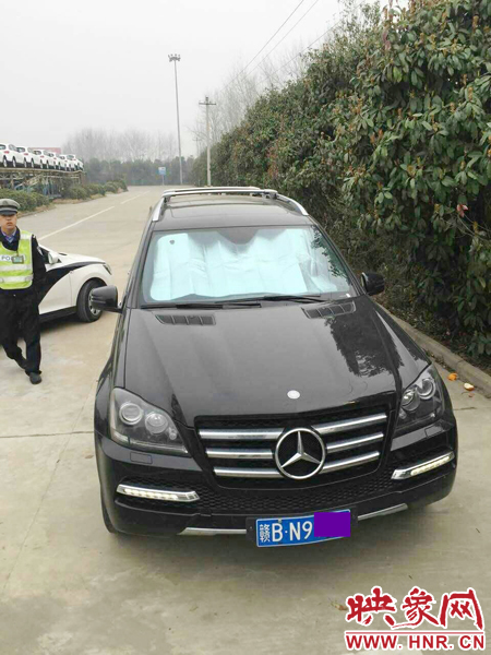 江西男子奔馳車(chē)中睡覺(jué)一氧化碳中毒，周口高速交警及時(shí)發(fā)現(xiàn)。
