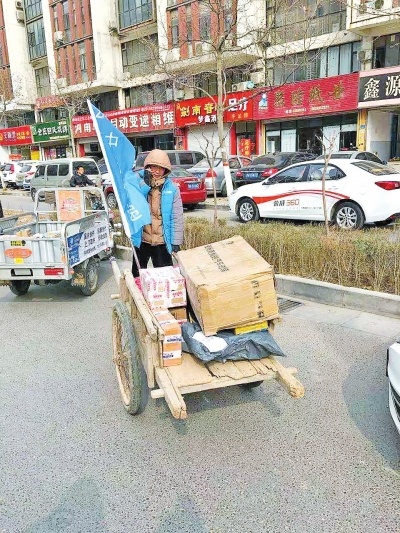 快遞小哥用板車(chē)送貨