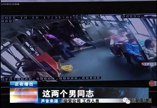 兩男子坐鄭州公交竟然跳窗 只因?yàn)樽^(guò)站點(diǎn)