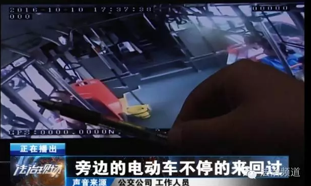 兩男子坐鄭州公交竟然跳窗 只因?yàn)樽^(guò)站點(diǎn)