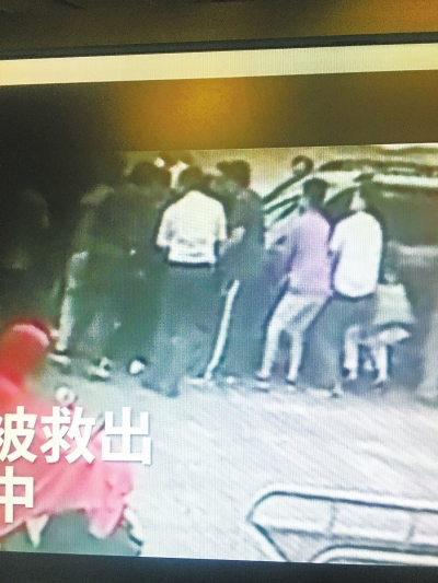 溫暖！女子鄭州街頭被卷入車底 大伙抬車施救