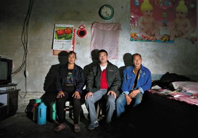 10月18日，自鋸病腿的鄭艷良所在的保定市清苑縣東臧村，有多家農(nóng)戶大病難醫(yī)，村民王新建（中）得了白血