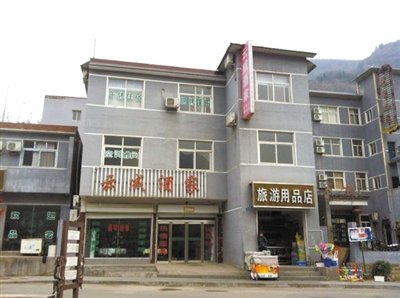 今年，胡萬(wàn)林涉嫌非法行醫(yī)的地點(diǎn)，就在這座農(nóng)家賓館內(nèi)。