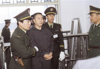2000年9月30日，河南商丘，胡萬(wàn)林被法警押上法庭。
