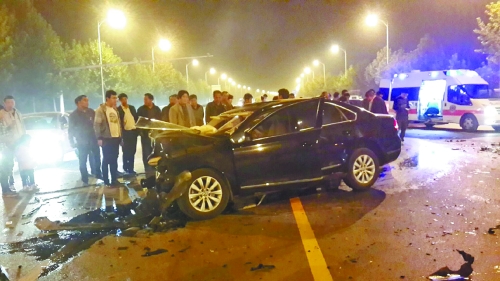 車禍發(fā)生在鄭開大道路中央雙黃線附近,現(xiàn)場狀況慘烈。
