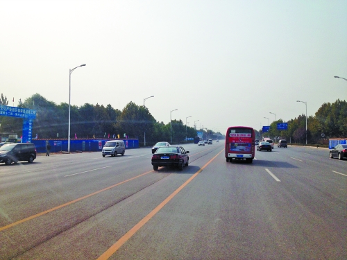 鄭開大道上隨處可見車輛駛?cè)腚p黃線超車,很危險。