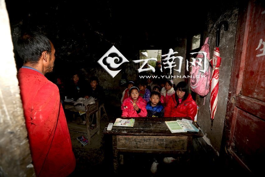 小學(xué)里只有兩個(gè)班，大點(diǎn)的孩子無法升入高年級(jí)，只得從一年級(jí)再讀起，就像復(fù)讀機(jī)。