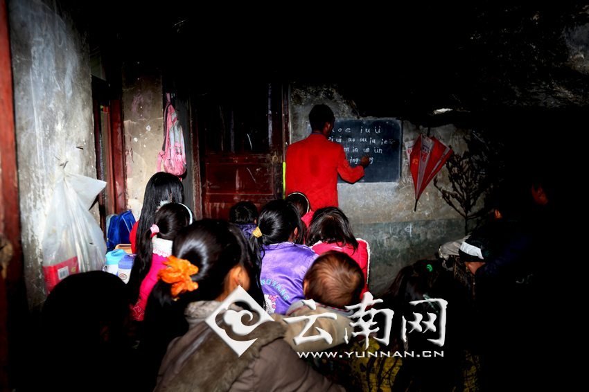 由于受到當(dāng)?shù)厝似缫?，大鍋圈的孩子們沒有外出求學(xué)的機(jī)會(huì)，只能在這樣的簡(jiǎn)易房里學(xué)習(xí)