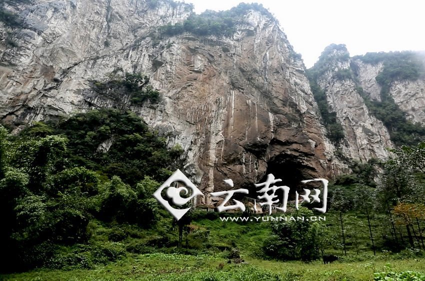 大鍋圈小學(xué)就建在這樣一個(gè)懸崖絕壁邊上。