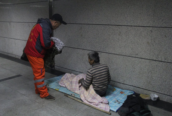 在鄭州一處地下通道，孫德坤挑了幾件衣服送給了流浪者