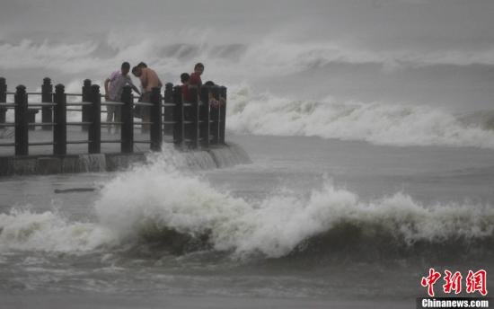 圖為11月10日，受臺風“海燕”影響，三亞海邊風大浪急。尹海明 攝