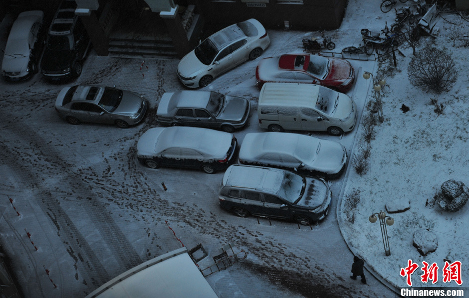11月18日，沈陽街頭車輛被積雪覆蓋。