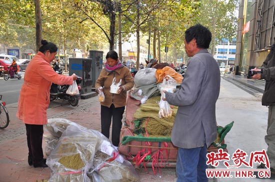 在賣粉條的時(shí)候,還有市民給他們送飯。