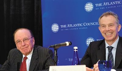 2008年，布萊爾與默多克在美國參加一國際會議。