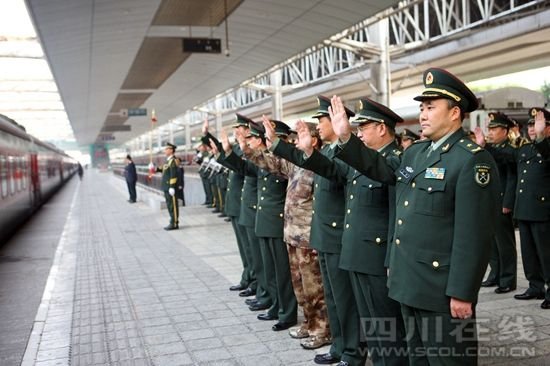 全國抗震救災(zāi)模范王凱率13集團軍常委為退伍老兵送行。
