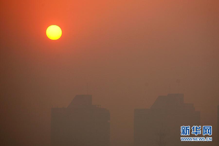 這是12月2日清晨拍攝的霧霾籠罩的江蘇省揚(yáng)州市景觀。