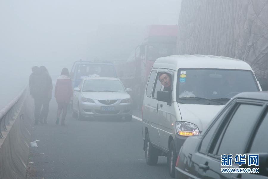 12月4日，滬陜高速揚(yáng)州段大量車(chē)輛滯留。