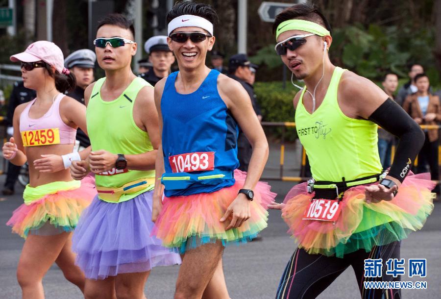 12月8日，三名男選手身著“蓬蓬裙”參加比賽。