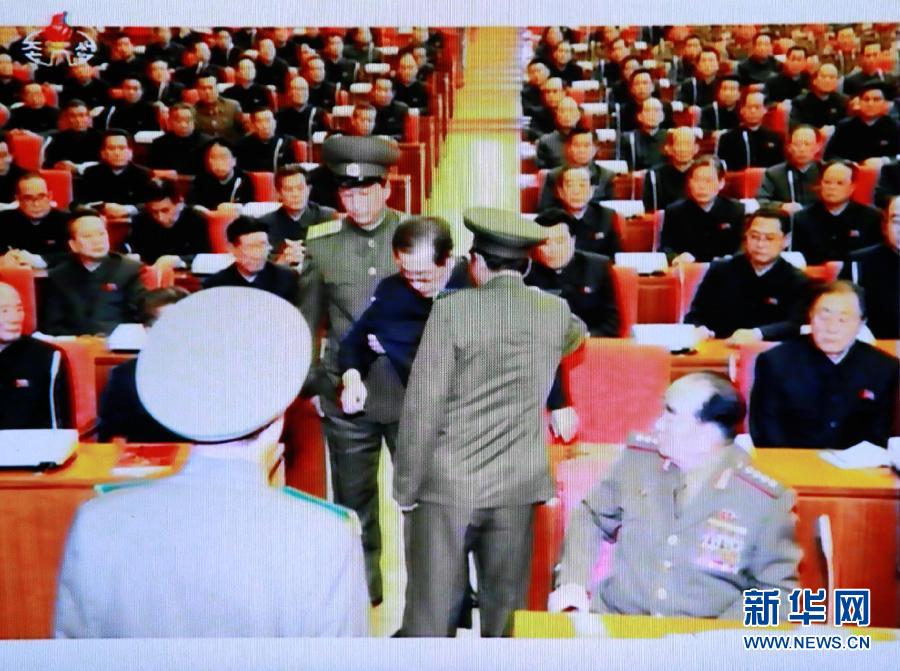 張成澤在12月8日勞動黨中央政治局擴大會議現(xiàn)場被帶走。