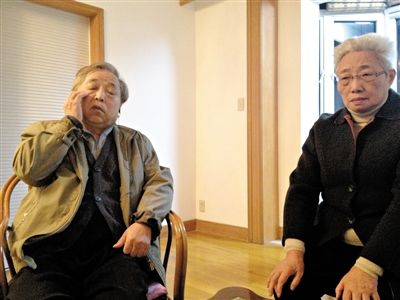 前晚，年過七旬的劉光嘉及妻子向記者講述強(qiáng)拆經(jīng)過。