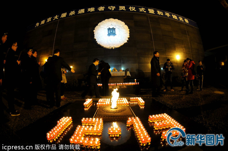 “為南京大屠殺遇難者守靈儀式暨和平燭光祭”活動在侵華日軍南京大屠殺遇難同胞紀念館祭場舉行。