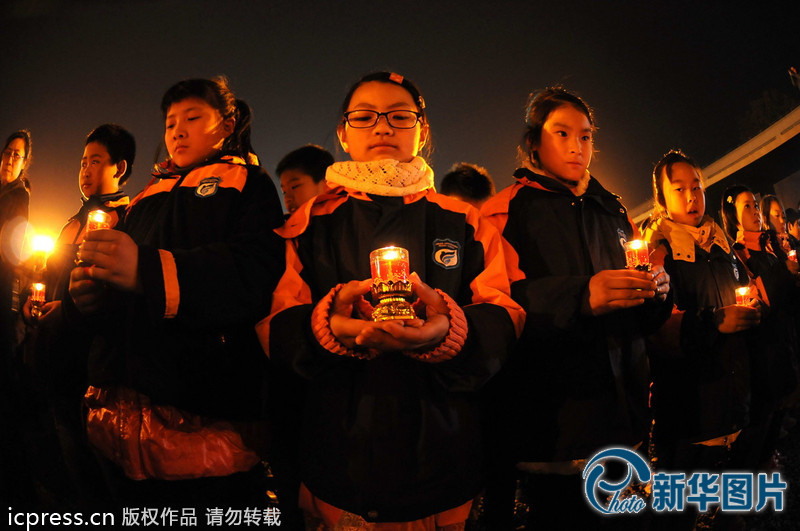 “為南京大屠殺遇難者守靈儀式暨和平燭光祭”活動在侵華日軍南京大屠殺遇難同胞紀念館祭場舉行。