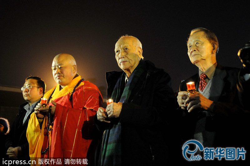 “為南京大屠殺遇難者守靈儀式暨和平燭光祭”活動在侵華日軍南京大屠殺遇難同胞紀念館祭場舉行。