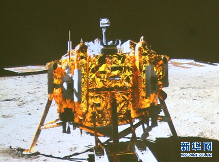 這是北京飛控中心大屏幕上顯示“玉兔”號月球車上的全景相機(jī)拍攝的嫦娥三號著陸器照片。