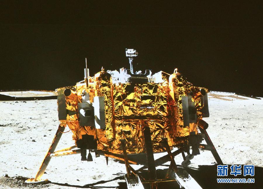 這是北京飛控中心大屏幕上顯示“玉兔”號月球車上的全景相機(jī)拍攝的嫦娥三號著陸器照片。