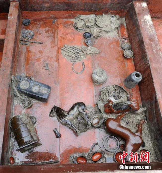 圖為出土漆器240余件，器形有耳杯、奩、幾、盤(pán)、盒、俑、馬等。